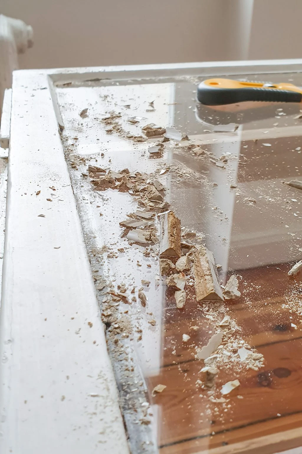 Odstranění tmele při renovaci oken